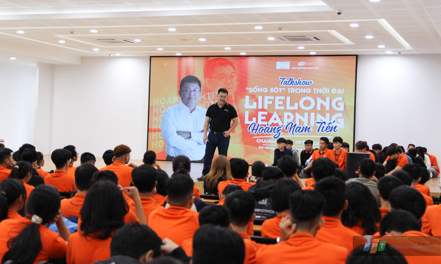 Trò chuyện với sinh viên Đại học FPT Đà Nẵng, Chủ tịch FPT Telecom Hoàng Nam Tiến dành nhiều phần thưởng cho những ai 'dũng cảm', dám vượt qua rào cản của bản thân.